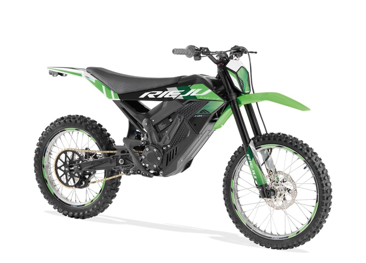 <div class='descrGalleryTitle'>E-Tango</div><div class='descrGalleryText'><p>Una sorta di incrocio tra una bici da downhill e una <b>moto da cross elettrica</b>, ma apparentemente più vicina a quest’ultima. L’escursione della forcella non è tantissima, 200 mm, ma le ruote sono da 21 e 18”, con un’altezza sella non estrema di 860 mm. Il motore è da 5 kW con potenza di picco di 12,5, la batteria è al litio da 3,1 kWh, <b>estraibile e sostituibile</b>, e ci sono 3 livelli di potenza erogata più la modalità retromarcia. La velocità massima per la versione omologata è di 45 orari, 70 per la non omologata, l’autonomia dichiarata è di circa 80 km nel primo caso e di 65 nel secondo. Il <b>peso è di 68 kg.</b></p>
</div>